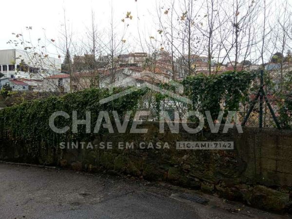 Venda de quatro imóveis na Afurada 