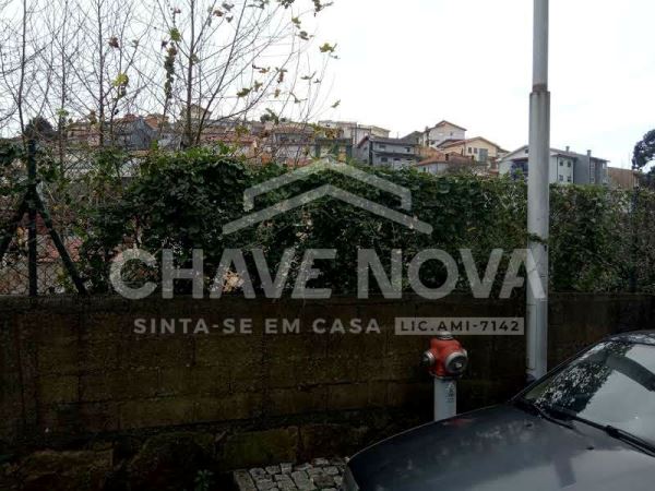 Venda de quatro imóveis na Afurada 