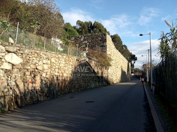 Venda de quatro imóveis na Afurada 