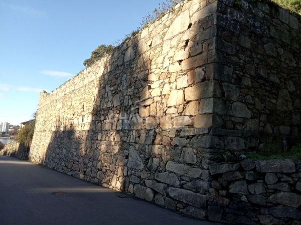 Venda de quatro imóveis na Afurada 