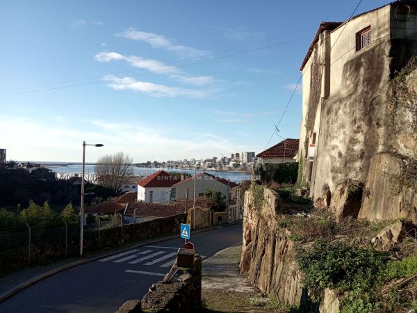 Venda de quatro imóveis na Afurada 