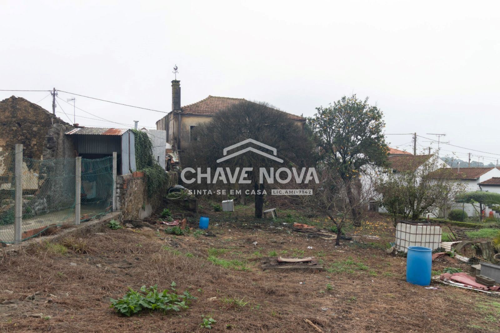 Moradia para restauro + terreno em Paços de Brandão