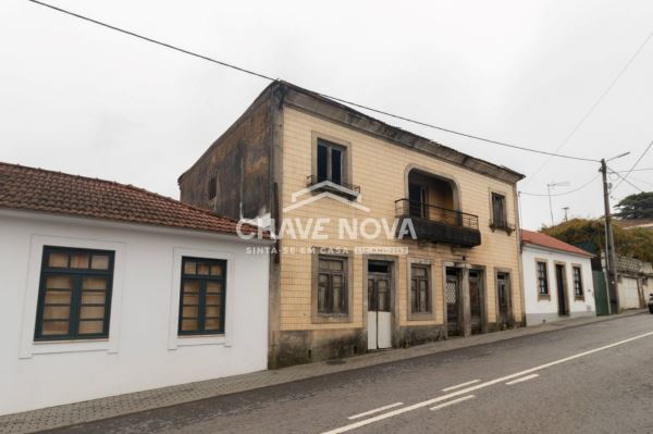 Moradia para restauro + terreno em Paços de Brandão