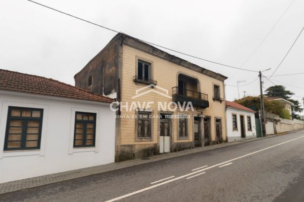 Moradia para restauro + terreno em Paços de Brandão