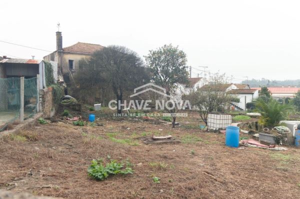 Moradia para restauro + terreno em Paços de Brandão