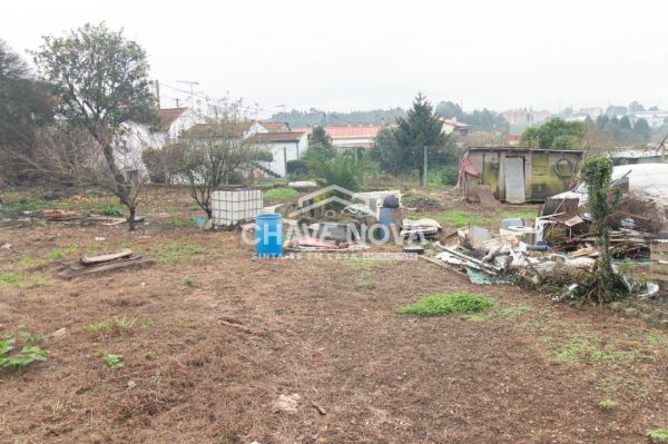 Moradia para restauro + terreno em Paços de Brandão