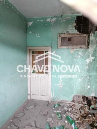 Moradia para restauro + terreno em Paços de Brandão