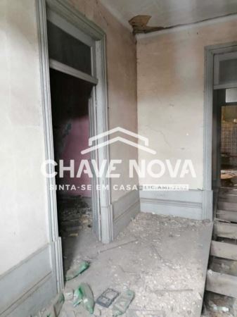 Moradia para restauro + terreno em Paços de Brandão