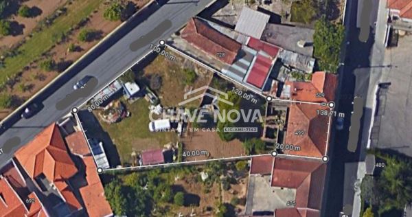 Moradia para restauro + terreno em Paços de Brandão