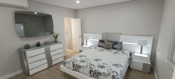 Magnífica Vivenda T5 em área residencial de Quarteira