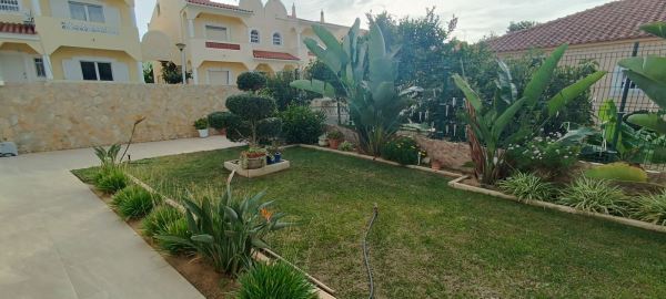 Magnífica Vivenda T5 em área residencial de Quarteira