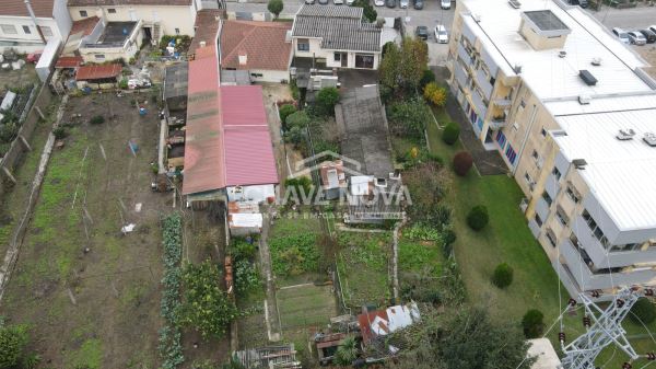 Moradia no centro de S. Mamede do Coronado