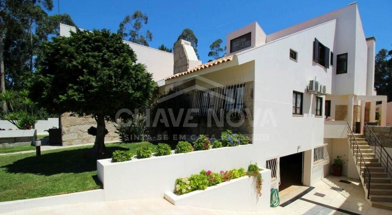 Moradia isolada V4, com 1538m2 de terreno, jardim, piscina, aréa de lazer e anexo habitacional - Espinho