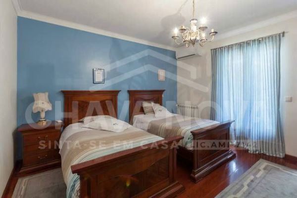 Moradia isolada V4, com 1538m2 de terreno, jardim, piscina, aréa de lazer e anexo habitacional - Espinho