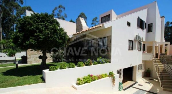 Moradia isolada V4, com 1538m2 de terreno, jardim, piscina, aréa de lazer e anexo habitacional - Espinho