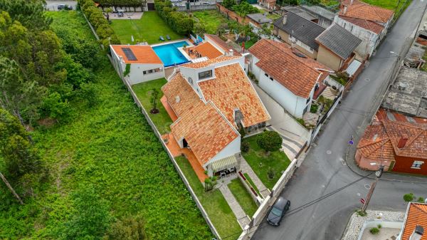 Moradia isolada V4, com 1538m2 de terreno, jardim, piscina, aréa de lazer e anexo habitacional - Espinho