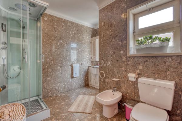 Moradia isolada V4, com 1538m2 de terreno, jardim, piscina, aréa de lazer e anexo habitacional - Espinho