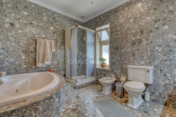 Moradia isolada V4, com 1538m2 de terreno, jardim, piscina, aréa de lazer e anexo habitacional - Espinho