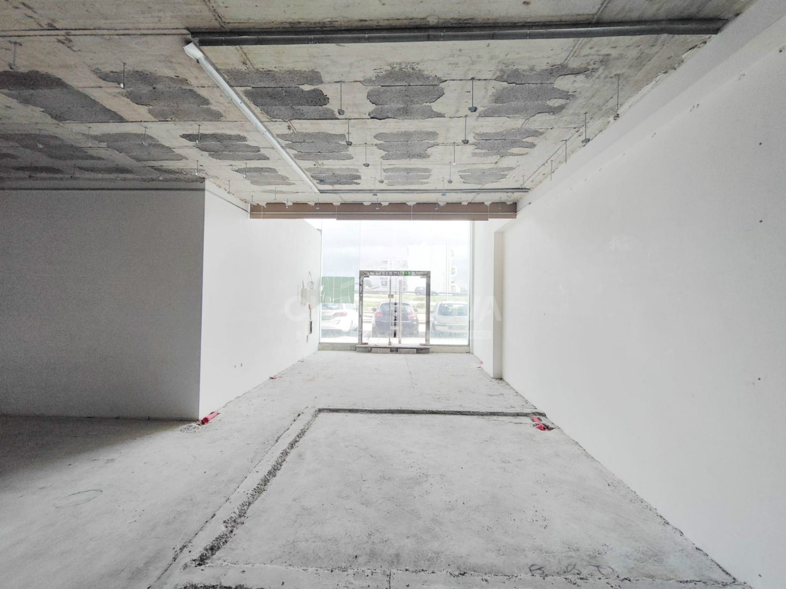 Loja para arrendamento, na Forca, no Edifício Mirador