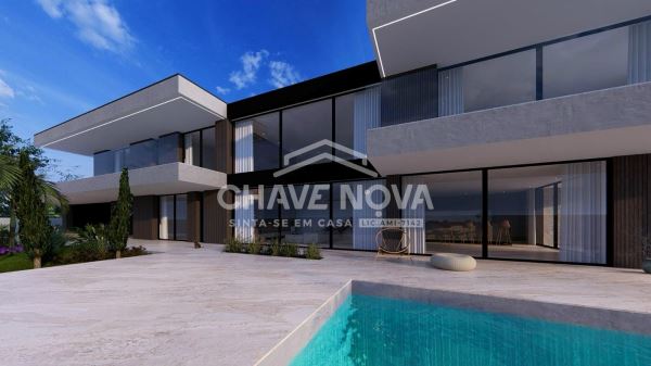 Moradia T4 Isolada com piscina em Santa Maria da Feira