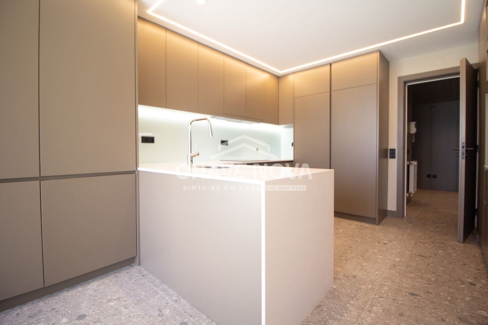 T4 Duplex - Nascente/Sul/Poente - terraço 80m2, garagem 2 carros - Bessa Leite - Porto