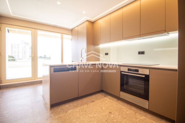 T4 Duplex - Nascente/Sul/Poente - terraço 80m2, garagem 2 carros - Bessa Leite - Porto