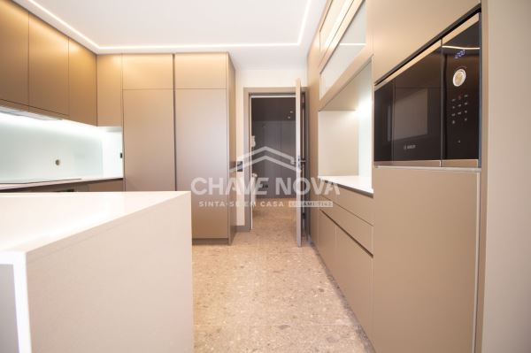 T4 Duplex - Nascente/Sul/Poente - terraço 80m2, garagem 2 carros - Bessa Leite - Porto