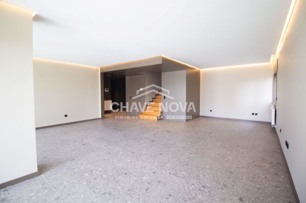 T4 Duplex - Nascente/Sul/Poente - terraço 80m2, garagem 2 carros - Bessa Leite - Porto