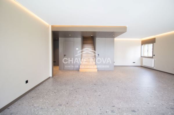 T4 Duplex - Nascente/Sul/Poente - terraço 80m2, garagem 2 carros - Bessa Leite - Porto