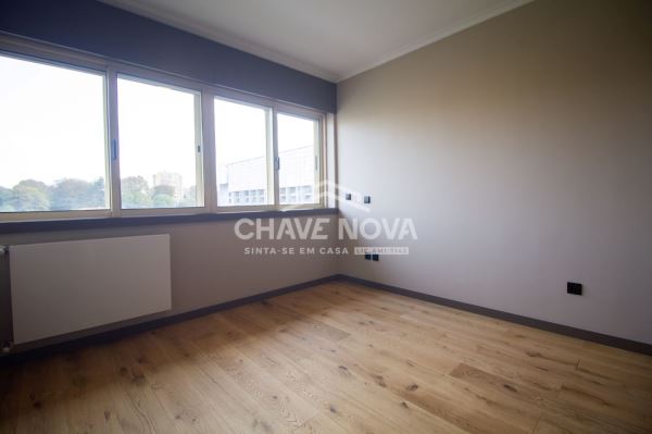 T4 Duplex - Nascente/Sul/Poente - terraço 80m2, garagem 2 carros - Bessa Leite - Porto