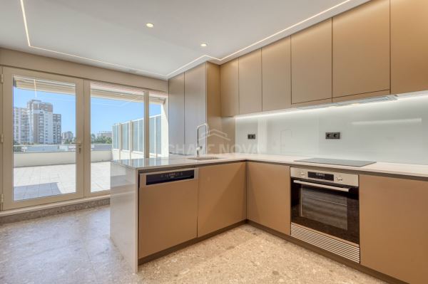 T4 Duplex - Nascente/Sul/Poente - terraço 80m2, garagem 2 carros - Bessa Leite - Porto