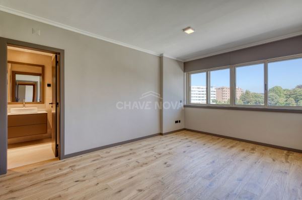 T4 Duplex - Nascente/Sul/Poente - terraço 80m2, garagem 2 carros - Bessa Leite - Porto