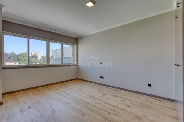 T4 Duplex - Nascente/Sul/Poente - terraço 80m2, garagem 2 carros - Bessa Leite - Porto