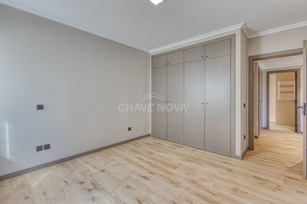 T4 Duplex - Nascente/Sul/Poente - terraço 80m2, garagem 2 carros - Bessa Leite - Porto