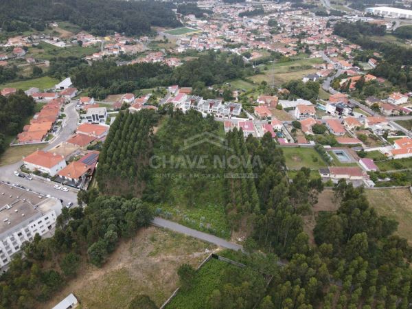 Terreno com 7706m2 para construção de 14 moradias - Nogueira Regedoura