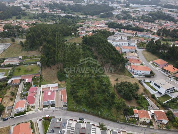 Terreno com 7706m2 para construção de 14 moradias - Nogueira Regedoura