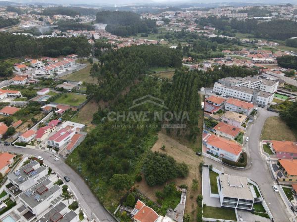 Terreno com 7706m2 para construção de 14 moradias - Nogueira Regedoura