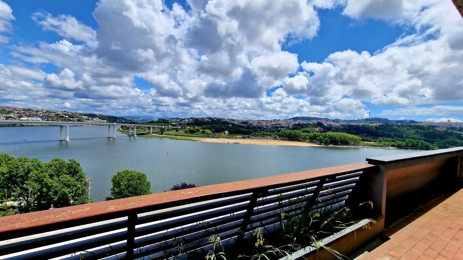 Magnifico apartamento T3, com vista desafogada sobre o rio Douro, junto ao Palácio do Freixo 