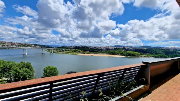 Magnifico apartamento T3, com vista desafogada sobre o rio Douro, junto ao Palácio do Freixo 