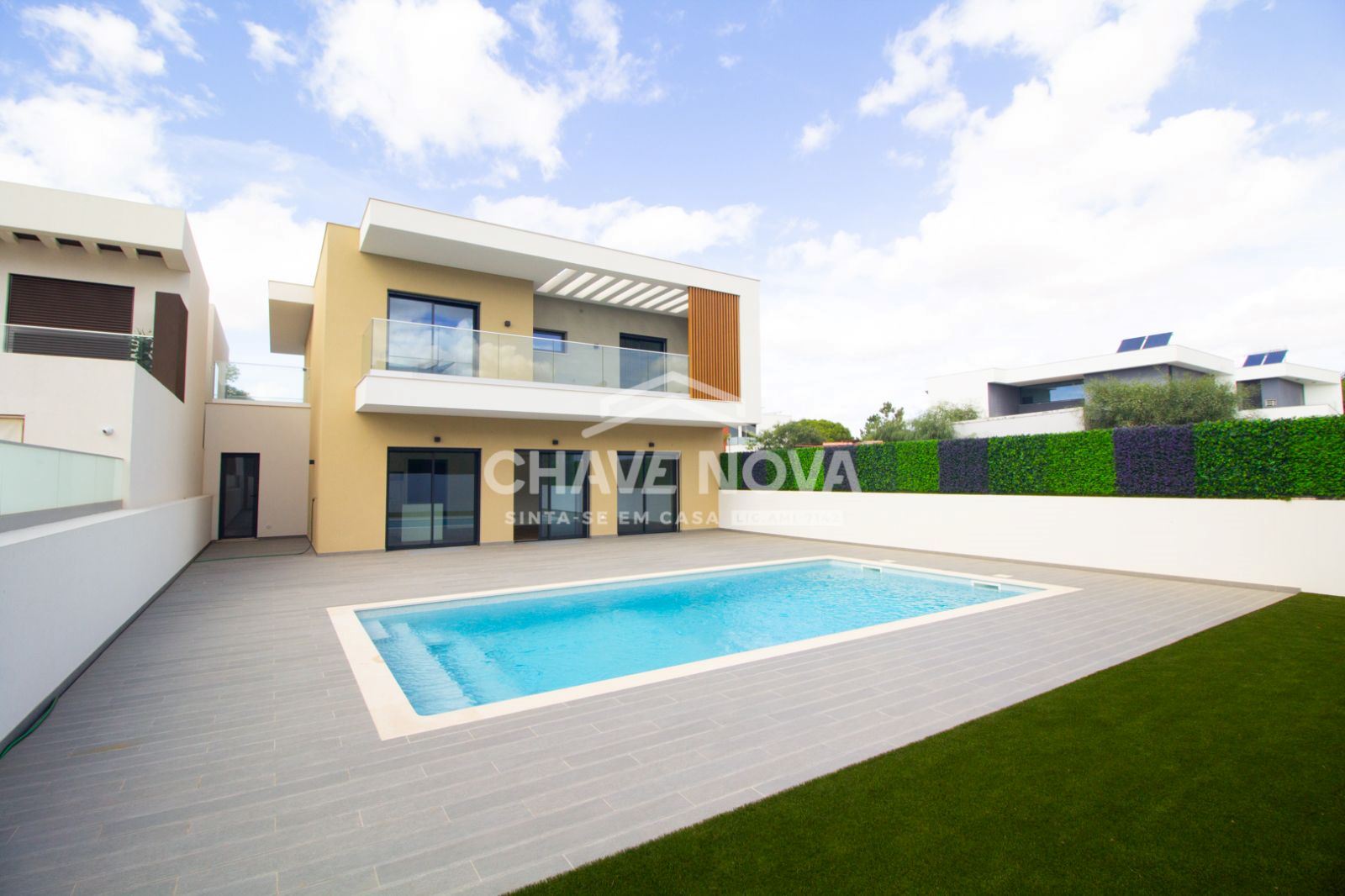 Moradia V4 nova em zona residencial de Quarteira.