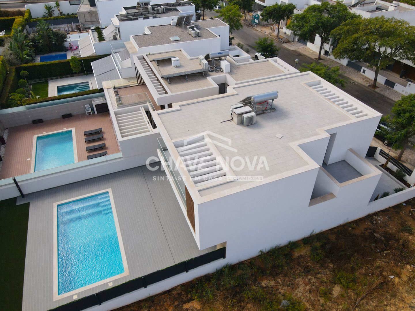 Moradia V4 nova em zona residencial de Quarteira.