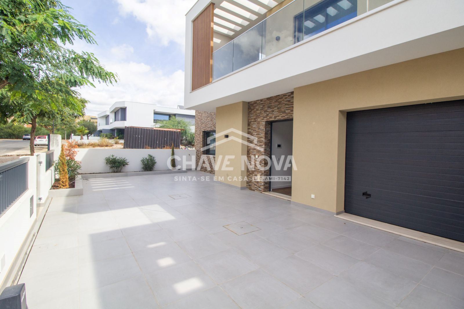 Moradia V4 nova em zona residencial de Quarteira.