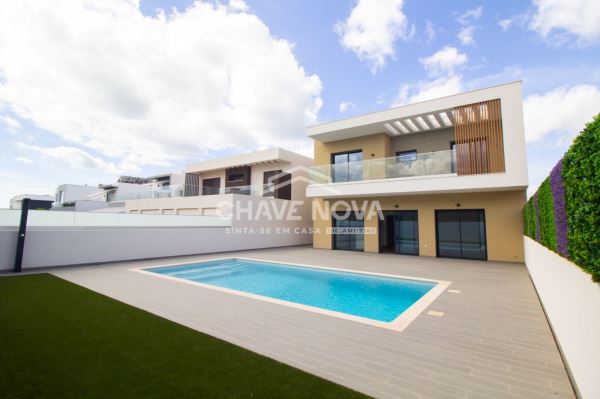 Moradia V4 nova em zona residencial de Quarteira.