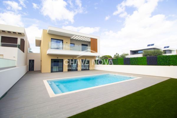 Moradia V4 nova em zona residencial de Quarteira.