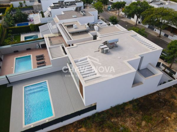 Moradia V4 nova em zona residencial de Quarteira.