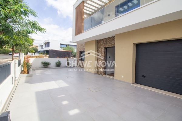 Moradia V4 nova em zona residencial de Quarteira.