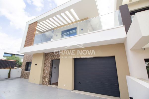 Moradia V4 nova em zona residencial de Quarteira.