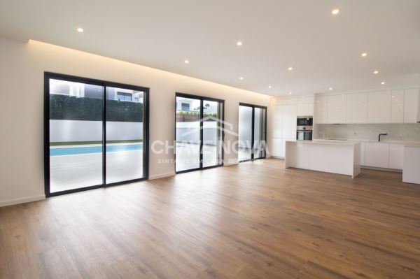 Moradia V4 nova em zona residencial de Quarteira.