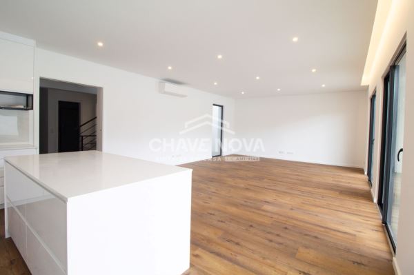 Moradia V4 nova em zona residencial de Quarteira.