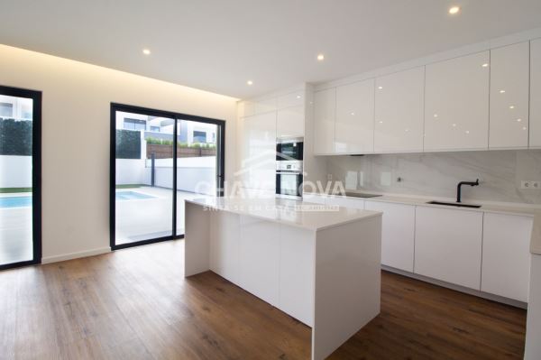 Moradia V4 nova em zona residencial de Quarteira.